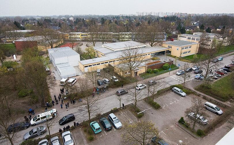 Die Hamburger sind von der Bluttat eines 17-jährigen Schülers geschockt. Der Junge hat seinen Mitschüler am Vormittag mit mehreren Messerstichen getötet.