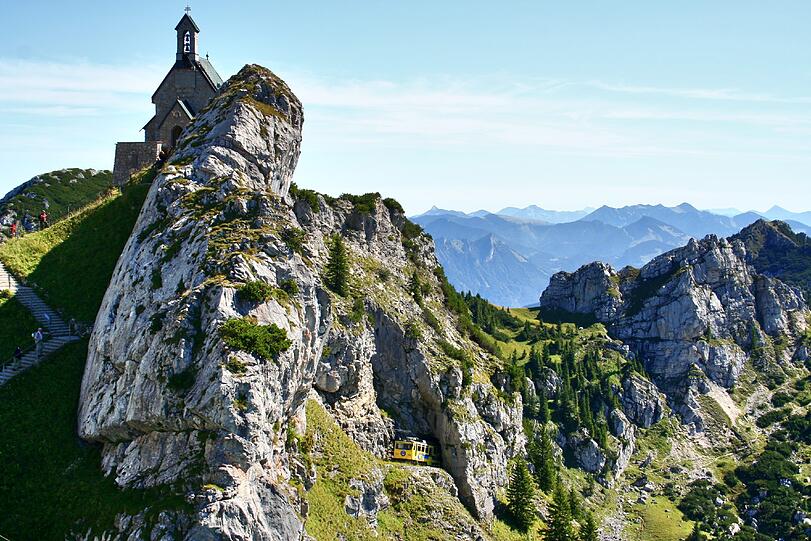 Was für ein An- und Ausblick: die Wendelsteinkirche, 1730 Meter über Normalnull. Die höchstgelegene Kapelle ist im Übrigen die Zugspitzkapelle Maria Heimsuchung.