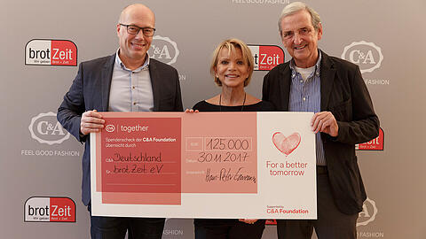 Hans-Peter Ennemoser (C&A), Uschi Glas (brotZeit e.V.), Dieter Hermann bei der Scheck-Übergabe.