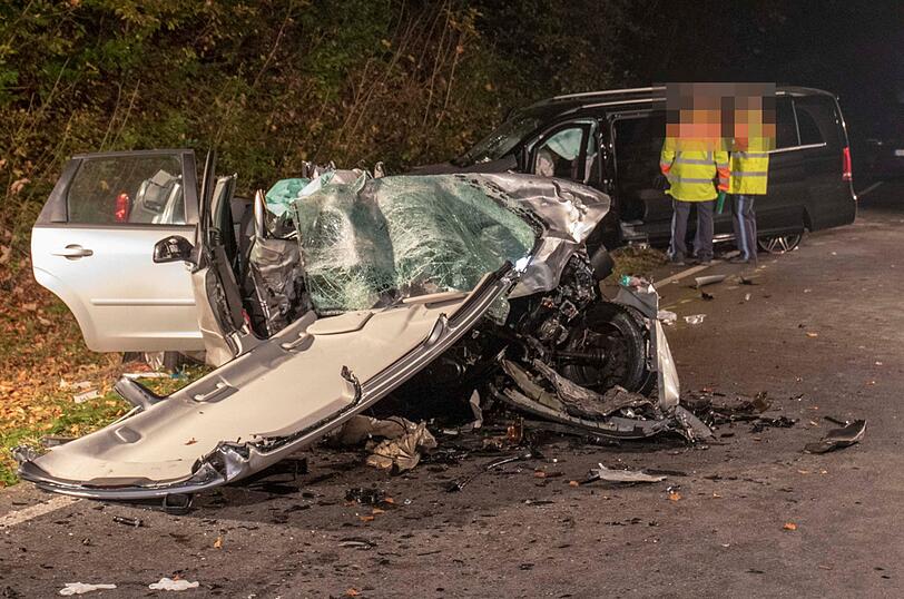 Aufräumarbeiten nach einem tödlichen Verkehrsunfall auf der B20 bei Laufen.