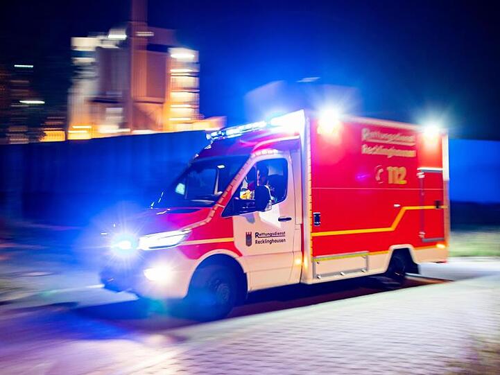 Ein Rettungswagen der Feuerwehr fährt mit Blaulicht durch eine Straße. Foto: Marcel Kusch/dpa