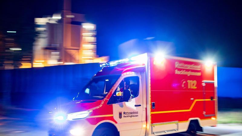 Ein Rettungswagen der Feuerwehr fährt mit Blaulicht durch eine Straße. Foto: Marcel Kusch/dpa Ein Rettungswagen der Feuerwehr fährt mit Blaulicht durch eine Straße. Foto: Marcel Kusch/dpa