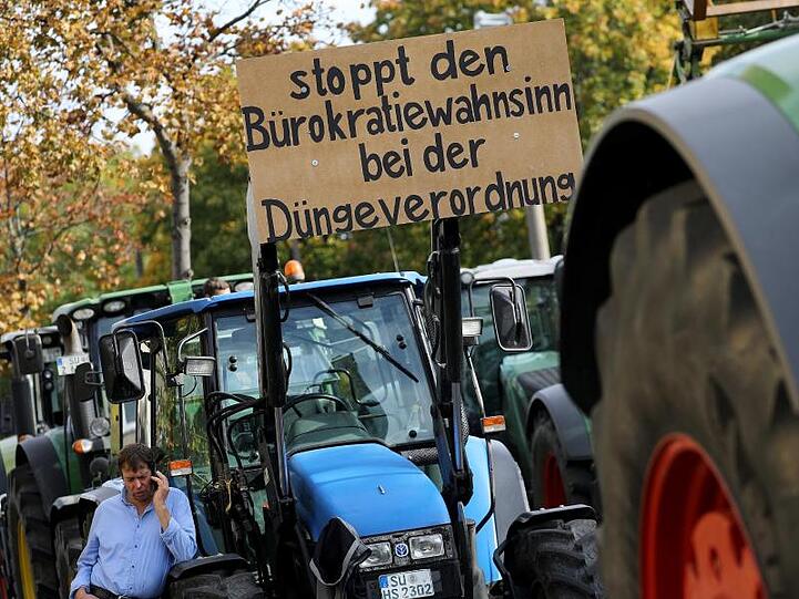 Bauern demonstrieren vor dem Landwirtschaftsministerium in Bonn: "Stoppt den Bürokratiewahnsinn bei der Düngeverordnung".
