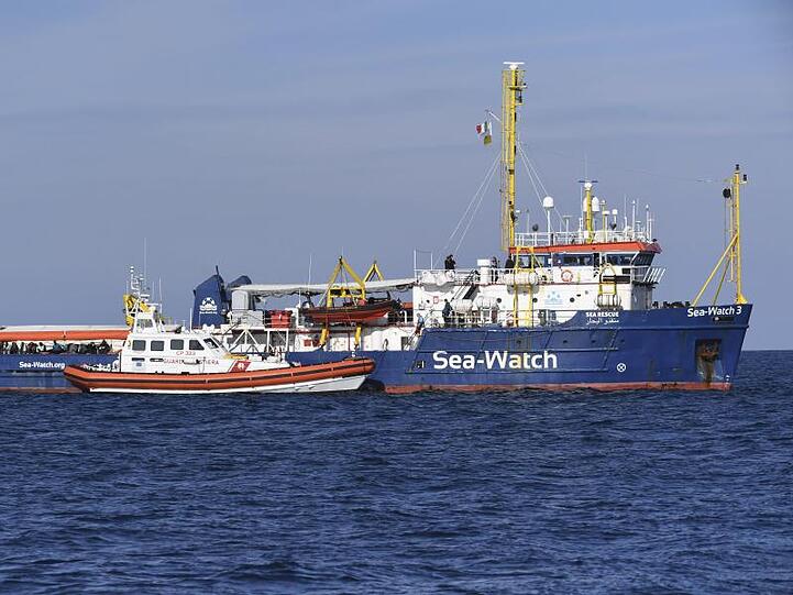 Ein Schiff der italienischen Küstenwache nähert sich dem Rettungsschiff "Sea Watch 3".