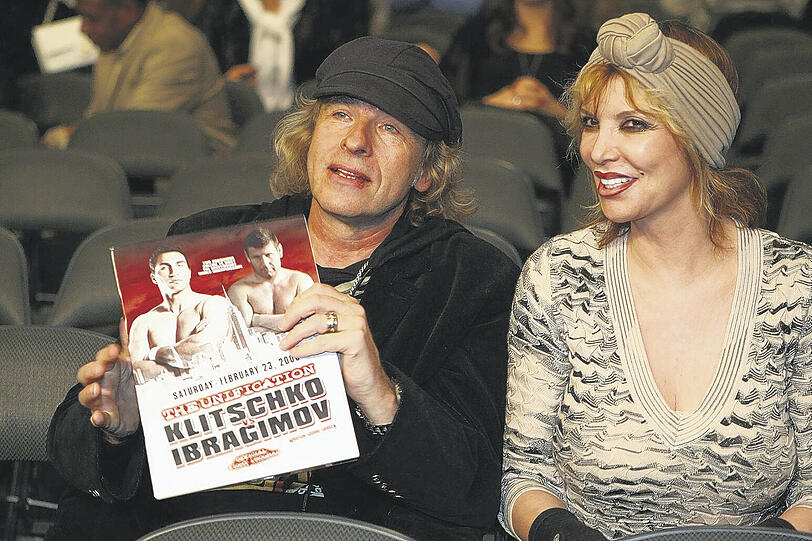 Wetten, dass. . . die beiden in Amerika immer so ausschauen? Thomas und Thea Gottschlak im Lässig-Look &ndash; sie mit Knoten, er mit Mütze auf dem Kopf.