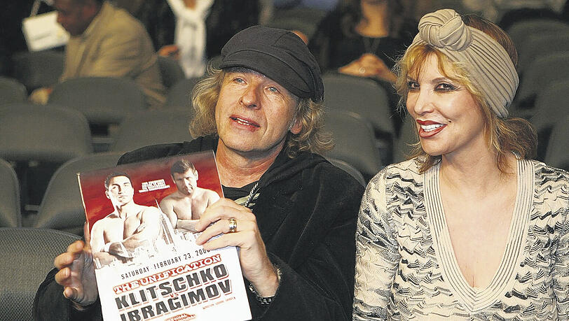 Wetten, dass. . . die beiden in Amerika immer so ausschauen? Thomas und Thea Gottschlak im Lässig-Look – sie mit Knoten, er mit Mütze auf dem Kopf. Wetten, dass. . . die beiden in Amerika immer so ausschauen? Thomas und Thea Gottschlak im Lässig-Look – sie mit Knoten, er mit Mütze auf dem Kopf.