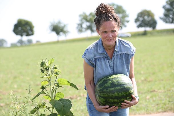 AZ-Reporterin Ruth Frömmer trägt schwer an der Wassermelone. AZ-Reporterin Ruth Frömmer trägt schwer an der Wassermelone.