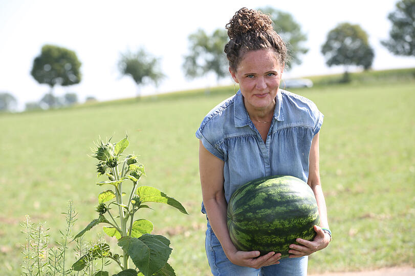 AZ-Reporterin Ruth Frömmer trägt schwer an der Wassermelone.