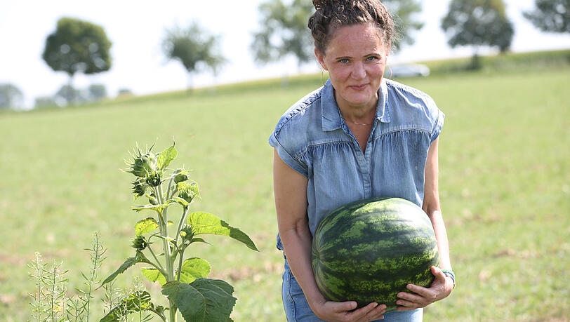 AZ-Reporterin Ruth Frömmer trägt schwer an der Wassermelone. AZ-Reporterin Ruth Frömmer trägt schwer an der Wassermelone.