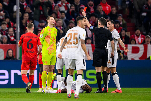 Manuel Neuer flog im Pokal-Achtelfinale gegen Bayer Leverkusen früh vom Platz. Manuel Neuer flog im Pokal-Achtelfinale gegen Bayer Leverkusen früh vom Platz.
