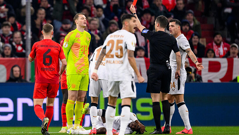 Manuel Neuer flog im Pokal-Achtelfinale gegen Bayer Leverkusen früh vom Platz. Manuel Neuer flog im Pokal-Achtelfinale gegen Bayer Leverkusen früh vom Platz.