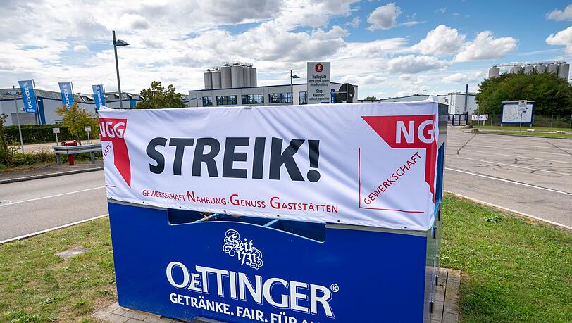 Über Monate befehdeten sich bei der Großbrauerei Oettinger Gewerkschaft NGG und Geschäftsführung. (Archivbild) Über Monate befehdeten sich bei der Großbrauerei Oettinger Gewerkschaft NGG und Geschäftsführung. (Archivbild)