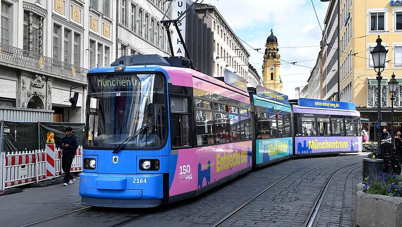 Die bonbonfarbene "Münchentram": Ab kommendem Samstag fährt sie samstags, sonntags und feiertags Sondertouren durch München, mit einem Gästeführer an Bord. Die bonbonfarbene "Münchentram": Ab kommendem Samstag fährt sie samstags, sonntags und feiertags Sondertouren durch München, mit einem Gästeführer an Bord.