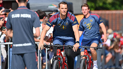 Zwei, die sich sehr gut verstehen: Manuel Neuer und Jonas Urbig (hinten), der den Bayern-Torh&uuml;ter beerben soll.