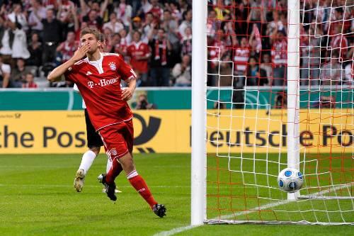 Mit Kusshand nimmt Bundestrainer Joachim Löw den Bayern-Jungprofi Thomas Müller.