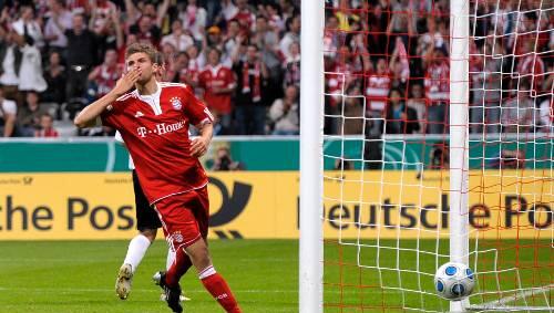 Mit Kusshand nimmt Bundestrainer Joachim Löw den Bayern-Jungprofi Thomas Müller. Mit Kusshand nimmt Bundestrainer Joachim Löw den Bayern-Jungprofi Thomas Müller.