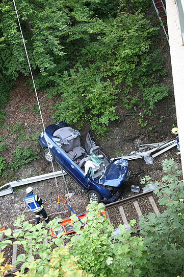 Furchtbarer Unfall im Landkreis Altötting: Ein PKW fliegt von einer Brücke herunter und knallt auf das Gleisbett. Drei junge Menschen kommen schwer verletzt in die Klinik.