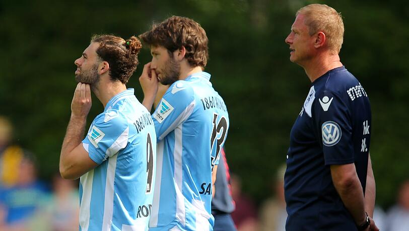 Kommunikationsprobleme: Die beiden Spanier (v.l.) Rodri und Ilie Sanchez mit Löwen-Trainer Torsten Fröhling. Kommunikationsprobleme: Die beiden Spanier (v.l.) Rodri und Ilie Sanchez mit Löwen-Trainer Torsten Fröhling.