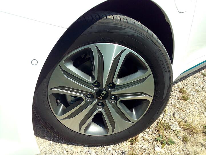 17 Zoll große Leichtmetallfelgen sind beim Kia Optima Plug-in-Hybrid serienmäßig montiert.