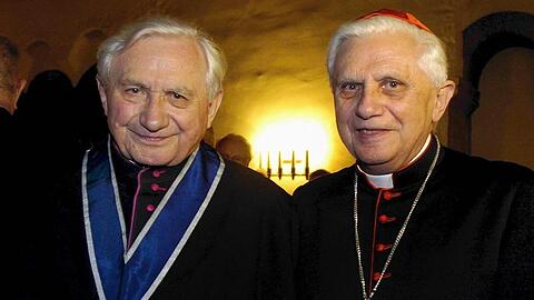 Der frühere Regensburger Domkapellmeister Georg Ratzinger (l) steht an seinem 80. Geburtstag neben seinem Bruder, Kardinal Joseph Ratzinger, dem späteren Papst Benedikt XVI. Foto: picture alliance / dpa / Archivbild