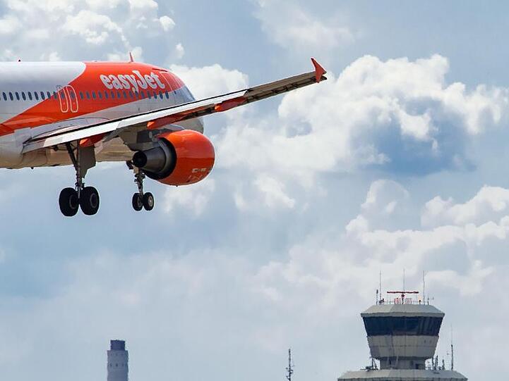 Ein Flugzeug der Fluggesellschaft Easyjet landet auf dem Flughafen Tegel.