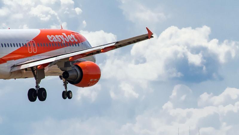 Ein Flugzeug der Fluggesellschaft Easyjet landet auf dem Flughafen Tegel. Ein Flugzeug der Fluggesellschaft Easyjet landet auf dem Flughafen Tegel.