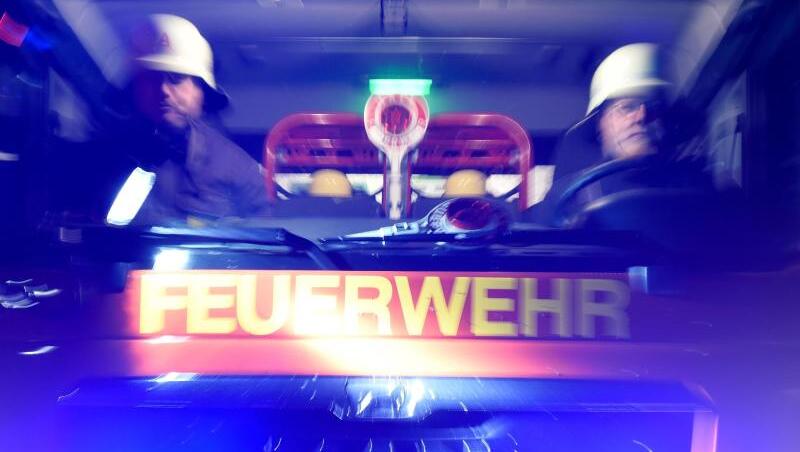 Feuerwehrmänner in einem Löschfahrzeug. (Symbolbild)