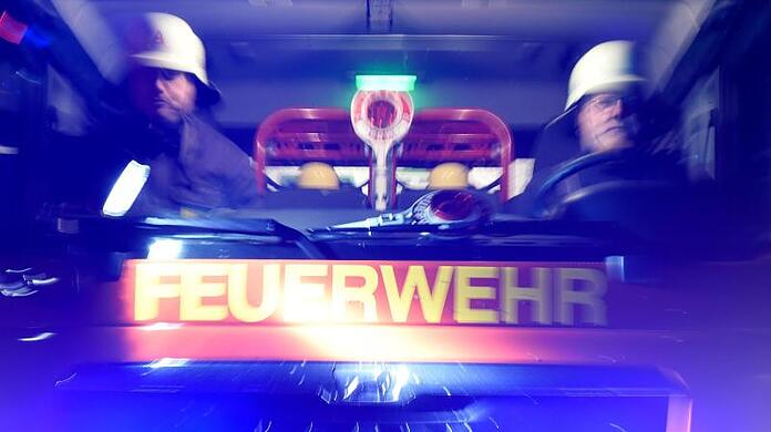 Feuerwehrmänner in einem Löschfahrzeug. (Symbolbild)