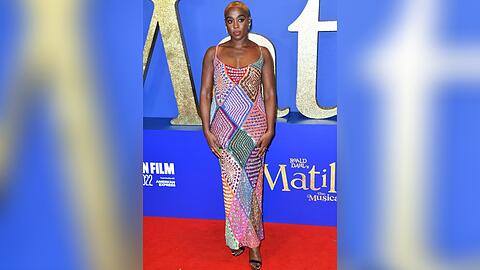 Lashana Lynch beweist Mut zur Farbe.