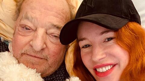 Ralph Siegel lächelt schon wieder - mit Ehefrau Laura und Plüschhund Burli.