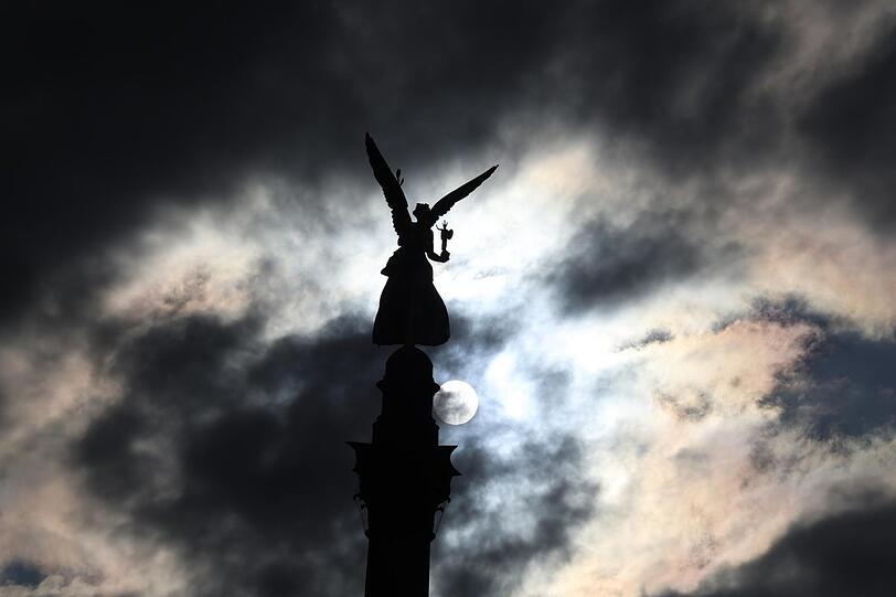 Fast wie im Gruselfilm: die Silhouette des Friedensengels.