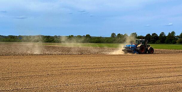 Mindelheim im Unterallgäu: ein Landwirt beim Eggen seines staubtrockenen Ackers. Mindelheim im Unterallgäu: ein Landwirt beim Eggen seines staubtrockenen Ackers.