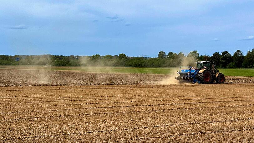 Mindelheim im Unterallgäu: ein Landwirt beim Eggen seines staubtrockenen Ackers. Mindelheim im Unterallgäu: ein Landwirt beim Eggen seines staubtrockenen Ackers.