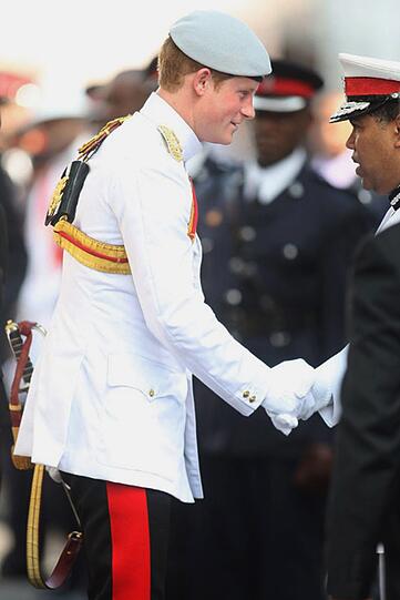 Repräsentieren und Feiern im Namen der Queen: Prinz Harry bei seinem Besuch in Nassau auf den Bahamas.