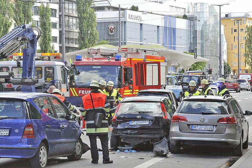 Bei einem Auffahrunfall an der Münchner Freiheit sind drei Fahrzeuge beteiligt. Aus einem der Unfallwagen tritt Flüssiggas aus.