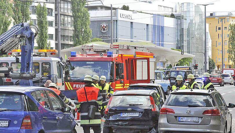 Bei einem Auffahrunfall an der Münchner Freiheit sind drei Fahrzeuge beteiligt. Aus einem der Unfallwagen tritt Flüssiggas aus. Bei einem Auffahrunfall an der Münchner Freiheit sind drei Fahrzeuge beteiligt. Aus einem der Unfallwagen tritt Flüssiggas aus.