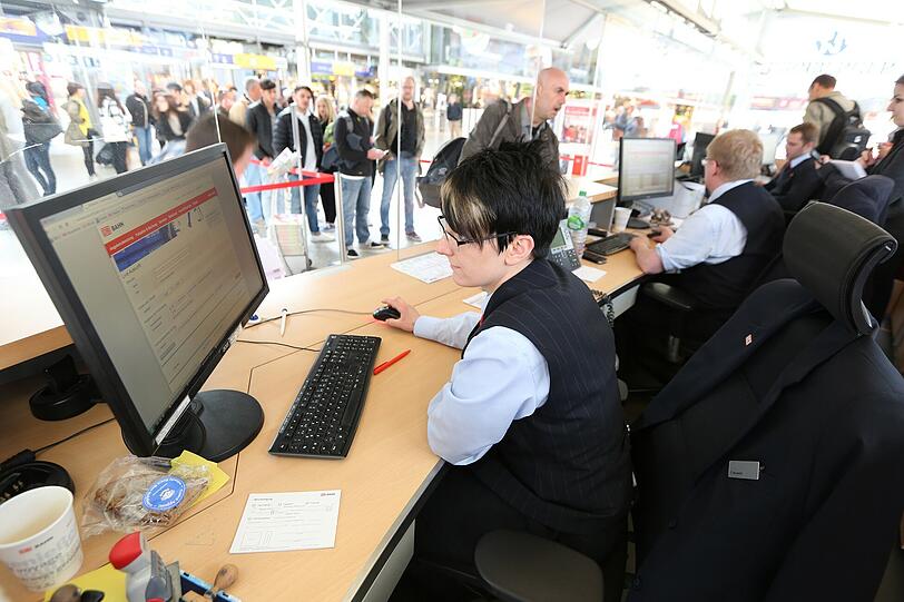 Am Infostand im Hauptbahnhof herrscht Hochbetrieb.