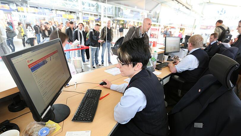 Am Infostand im Hauptbahnhof herrscht Hochbetrieb.