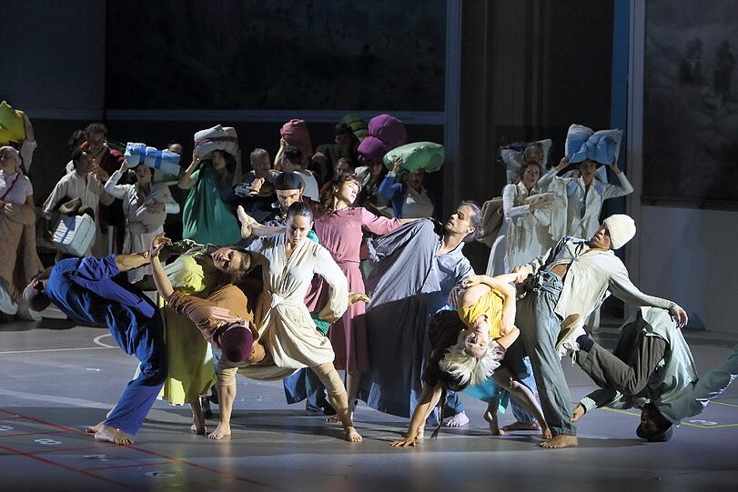 Tänzer der Compagnie Eastman des belgischen Regisseurs und Choreographen Sidi Larbi Cherkaoui in &bdquo;Les Indes galantes&ldquo; im Prinzregententheater.