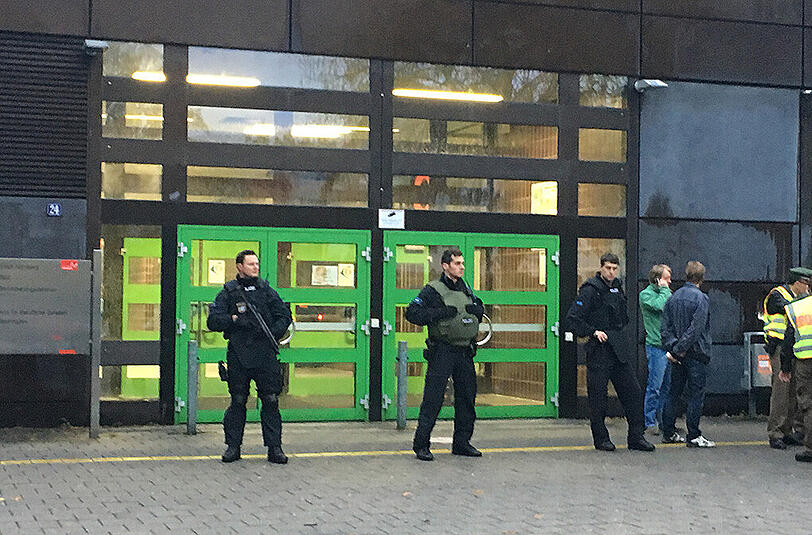 Am Dienstagmorgen haben Polizisten eine Berufsschule in Nürnberg abgeriegelt. Sie tragen Schutzwesten und sind schwer bewaffnet.
