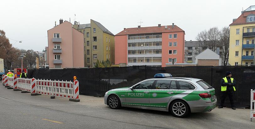 Die Baustelle in Augsburg: Hier wurde bei Erdarbeiten die rund 3,8 Tonnen schwere britische Fliegerbombe gefunden.