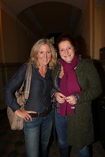 &bdquo;Das ist brutal ärgerlich&ldquo;, sagt die grüne OB-Kandidatin Sabine Nallinger (l.), die sich mit Kabarettistin Luise Kinseher im Haus umsieht.