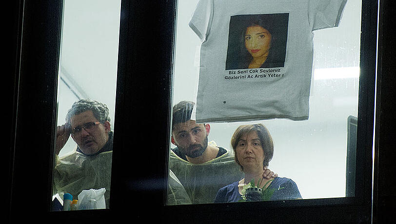 Tugces Familie blickt aus dem Zimmer der Intesivstation auf die Mahnwache vor dem Klinikum. Der Bruder Dogus (Mitte) war am Mittwoch bei Stern TV Tugces Familie blickt aus dem Zimmer der Intesivstation auf die Mahnwache vor dem Klinikum. Der Bruder Dogus (Mitte) war am Mittwoch bei Stern TV