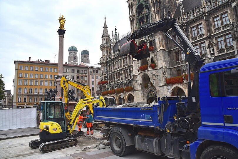 Wo sonst Touristen das Glockenspiel beobachten, steht in diesen Tagen schweres Gerät - die alten Pflastersteine werden ausgetauscht.
