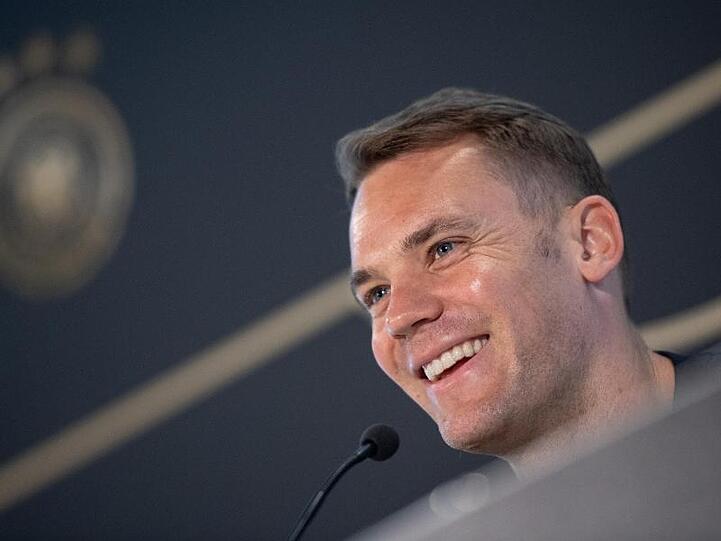 Torhüter Manuel Neuer spricht während einer Pressekonferenz des DFB-Teams.
