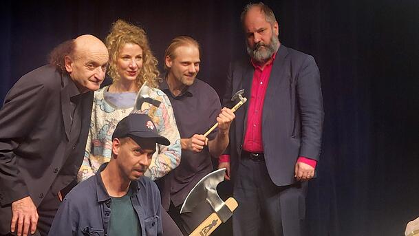 Maximilian Pongratz (unten), Sänger der Band Kofelgschroa, nach der Auszeichnung mit dem Scharfrichterbeil 2025 mit anderen Preisträgern auf der Bühne in Passau. Maximilian Pongratz (unten), Sänger der Band Kofelgschroa, nach der Auszeichnung mit dem Scharfrichterbeil 2025 mit anderen Preisträgern auf der Bühne in Passau.