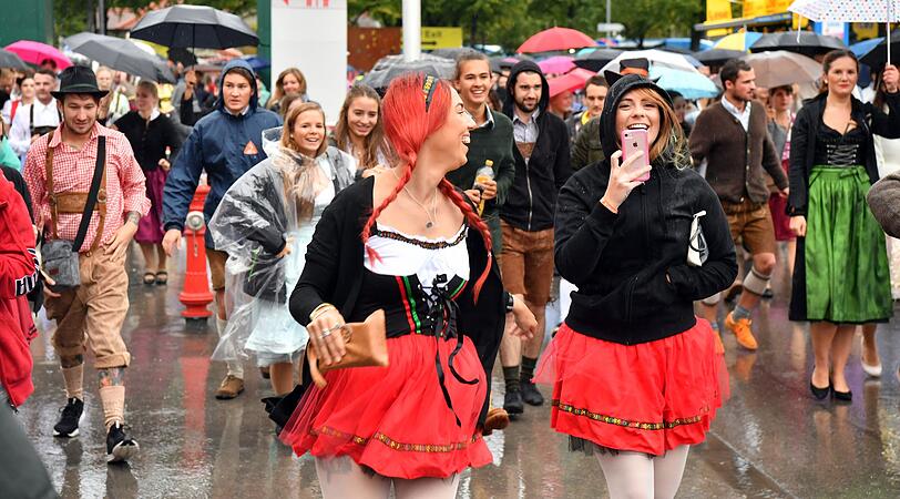 Suchen Sie sich bitte ein stilvolles Dirndl! Tracht ist auch mit Tradition verbunden. Die Wiesn ist schließlich nicht Karneval und das Dirndl keine Verkleidung! Es sollte vor allem nicht zu kurz sein. Auch zu billigen Dirndln merkt man oft mangelnde Stoffqualität an. Suchen Sie sich bitte ein stilvolles Dirndl! Tracht ist auch mit Tradition verbunden. Die Wiesn ist schließlich nicht Karneval und das Dirndl keine Verkleidung! Es sollte vor allem nicht zu kurz sein. Auch zu billigen Dirndln merkt man oft mangelnde Stoffqualität an.