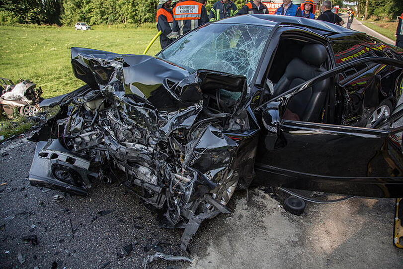 Bei Rabenden ist der Fahrer eines Mercedes beim Überholen frontal in einen BMW gekracht. Die Bilder