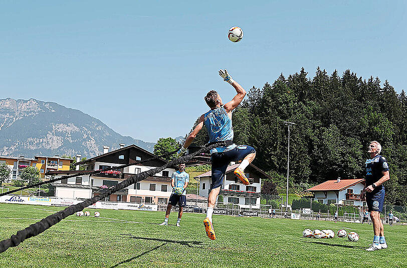 Höhenflug: 1860-Keeper Vitus Eicher in den Fängen von Torwarttrainer Kurt Kowarz.