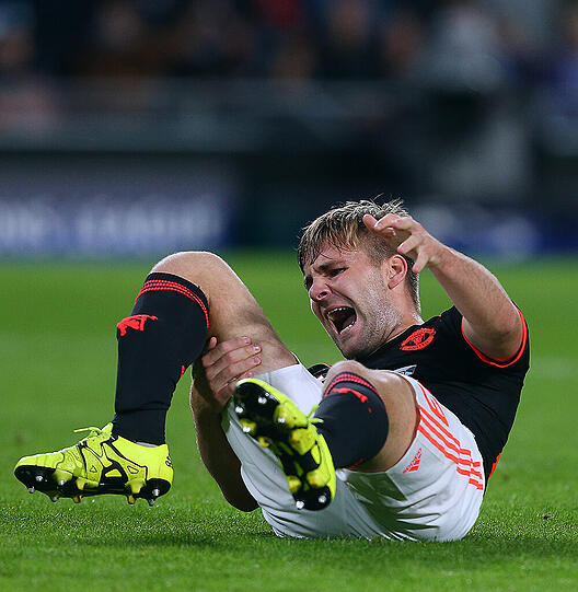 Nichts für schwache Nerven: Luke Shaw erlitt einen doppelten Schienbeinbruch - das Foul zum Durchklicken.